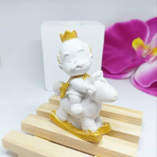 Figura decorativa 3D branca e dourada: avô sentado com bebé na base de madeira