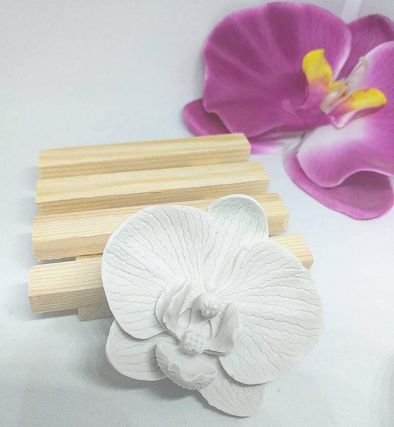 Molde de orquídea branco em relevo, flor central com pétalas texturadas