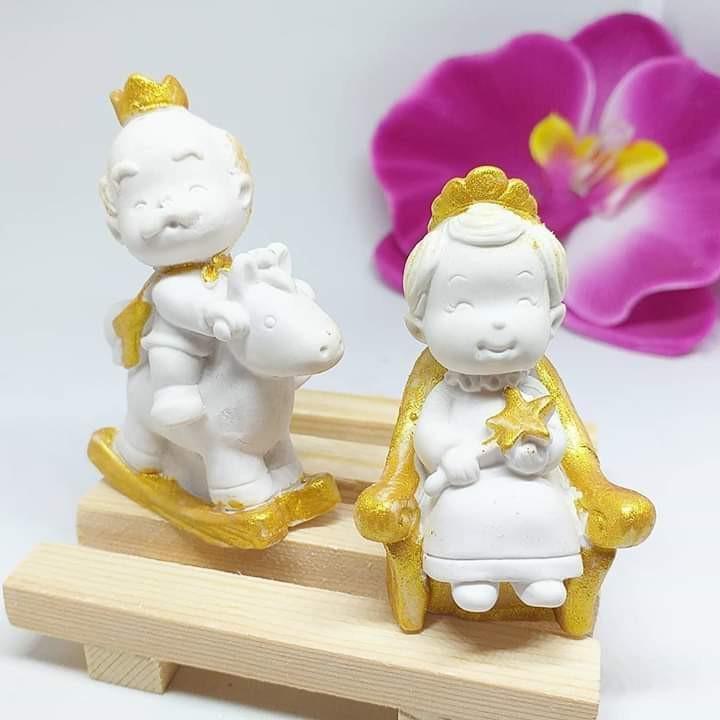 Figura decorativa 3D branca e dourada do avô e figura infantil, sentados na base