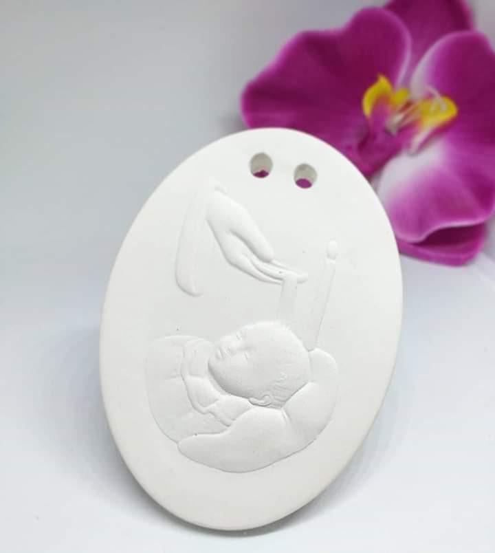 Molde oval branco com relevo de figura em oração