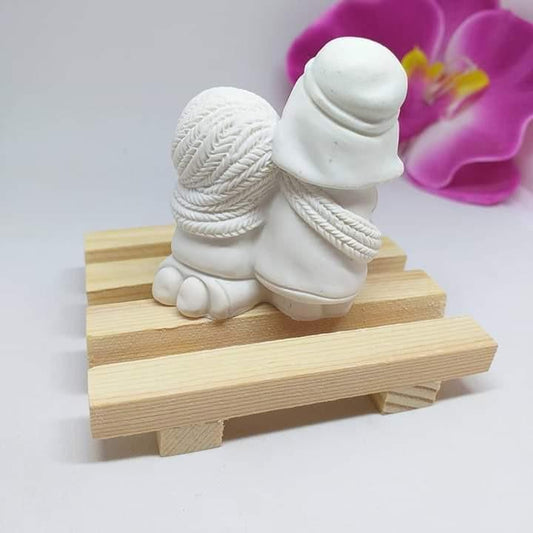 Molde de presépio 3D com casal e bebé em relevo, vista lateral, em base de madeira