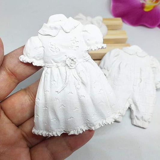 Vestido branco infantil com manga curta, gola franzida e saia rodada
