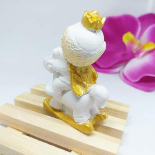 Figura decorativa 3D branca e dourada do avô, segurando bebé, vista lateral