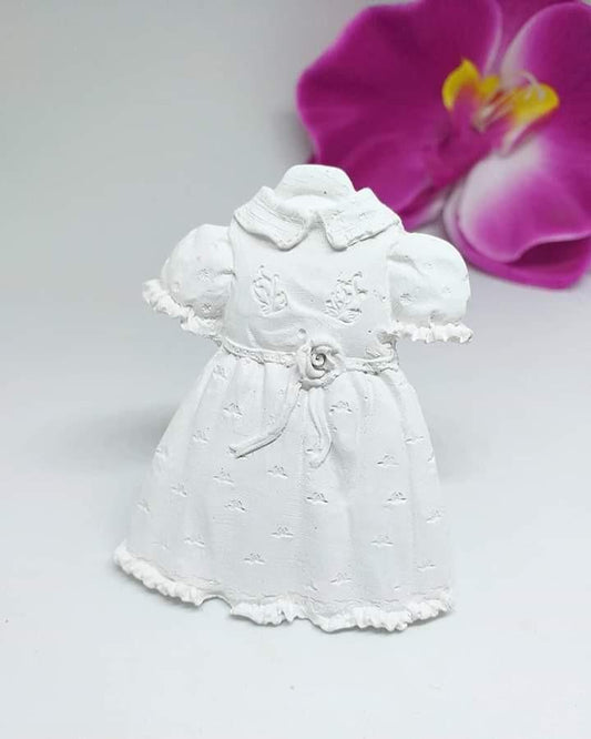 Vestido branco infantil com folhos, bordado e laço na cintura