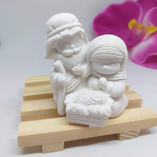 Molde de presépio 3D com casal e bebé em relevo, em base de madeira