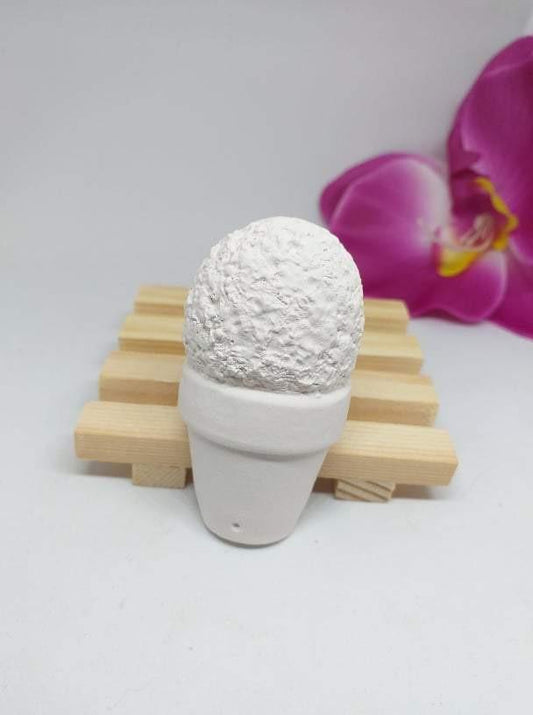 Molde em forma de vaso branco com topo texturado, assente em base de madeira