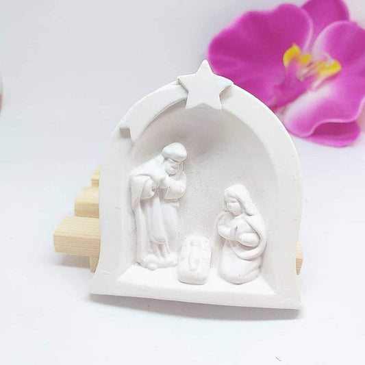 Molde de presépio em arco branco, com estrela e figuras do nascimento