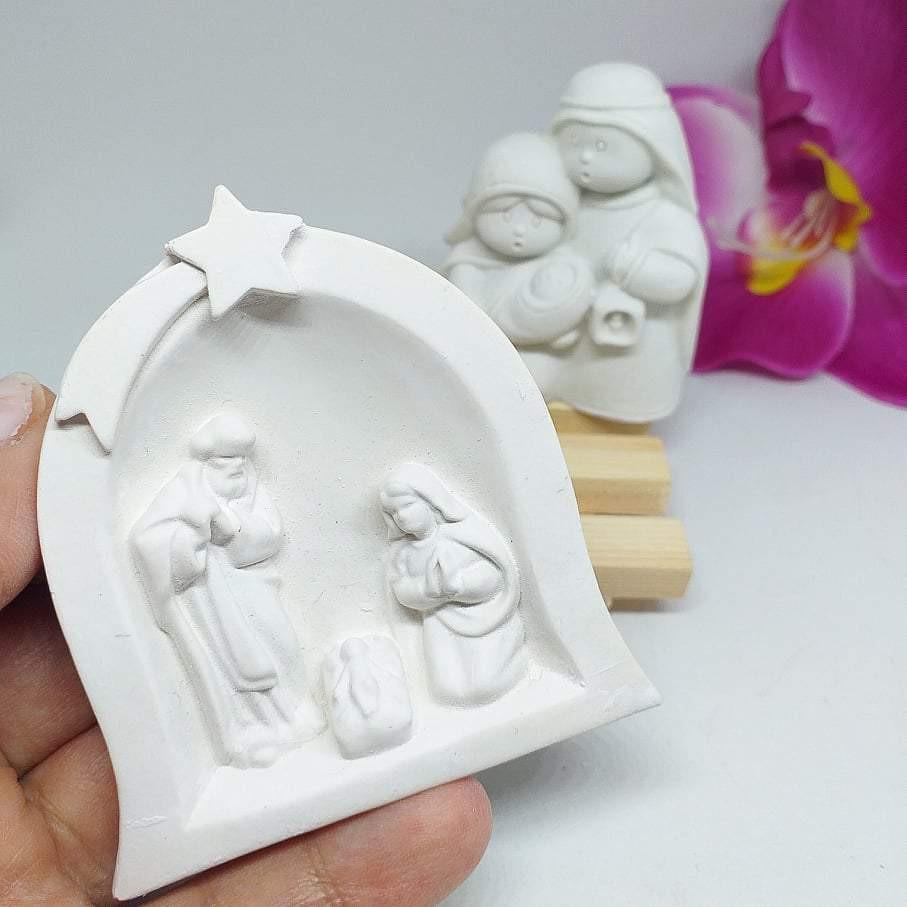 Molde de presépio branco, em arco, com estrela e casal de figuras em relevo