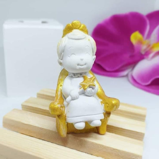 Molde 3D de avó: figura branca e dourada sentada, com estrelas, base de madeira