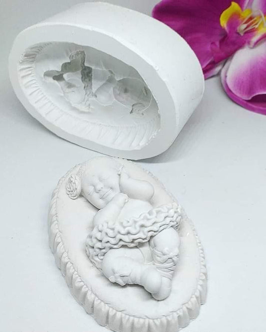 Molde de bebé em almofada oval, com saia rendilhada e braços junto ao corpo