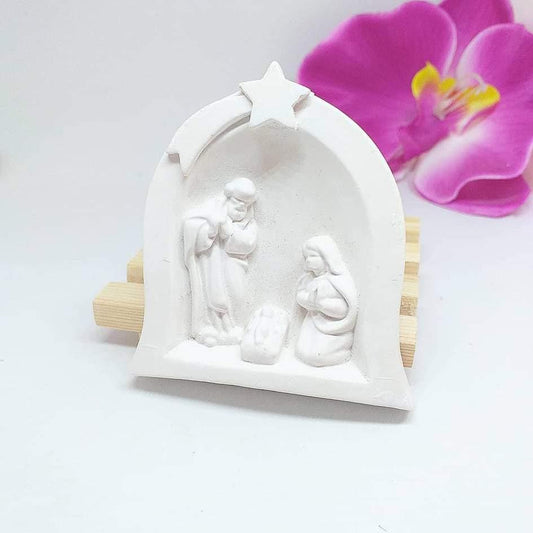 Molde de presépio branco com estrela superior e três figuras em relevo