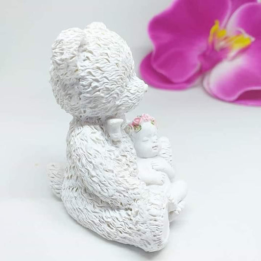 Molde 3D de urso branco sentado a segurar anjo bebé, com laço floral