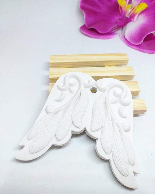 Molde de asas de anjo branco, com desenho em relevo e furo central