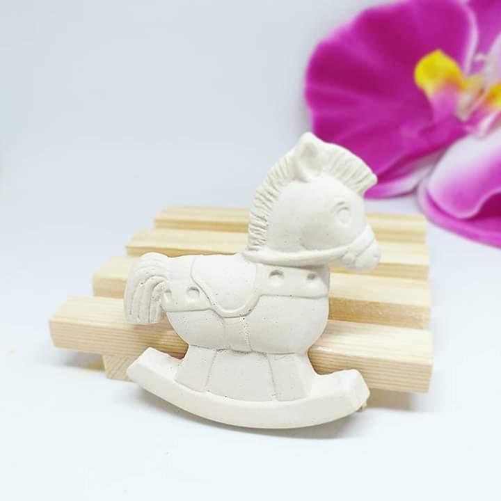 Molde de cavalo no baloiço branco em forma de cavalinho