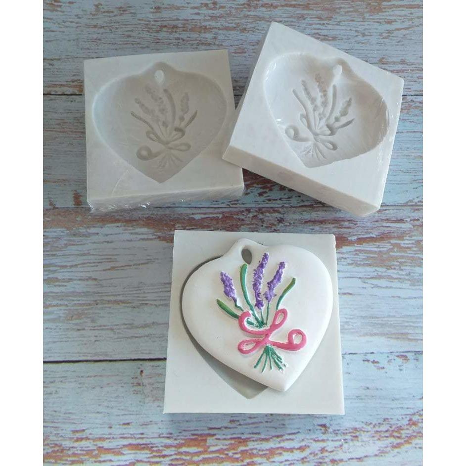 Molde coração branco com relevo de flor de alfazema