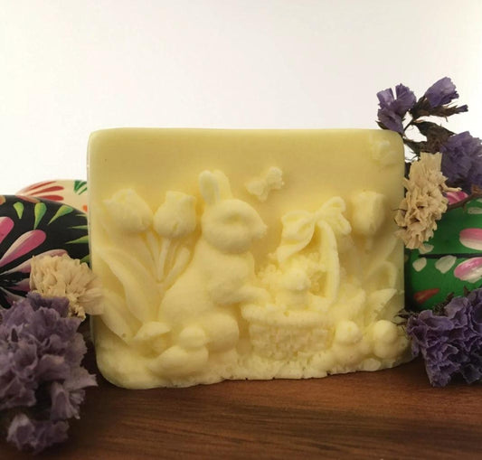 Molde retangular de Páscoa amarelo, com relevo de coelhos e flores no interior