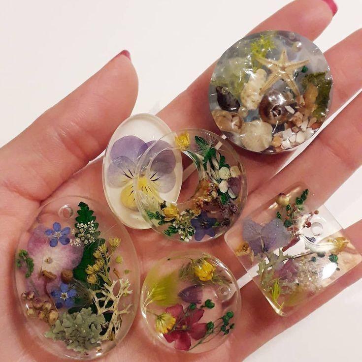 Peças de resina transparentes com flores secas, em forma de gota e disco