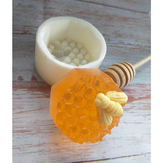 Molde de silicone em forma de abelha e favo de mel, com detalhe do favo