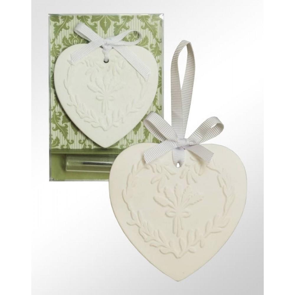 Molde coração branco com relevo floral, fita branca e ilhó