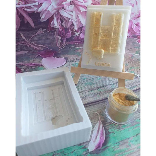Molde branco com letras em relevo dourado e detalhe “LISBOA”