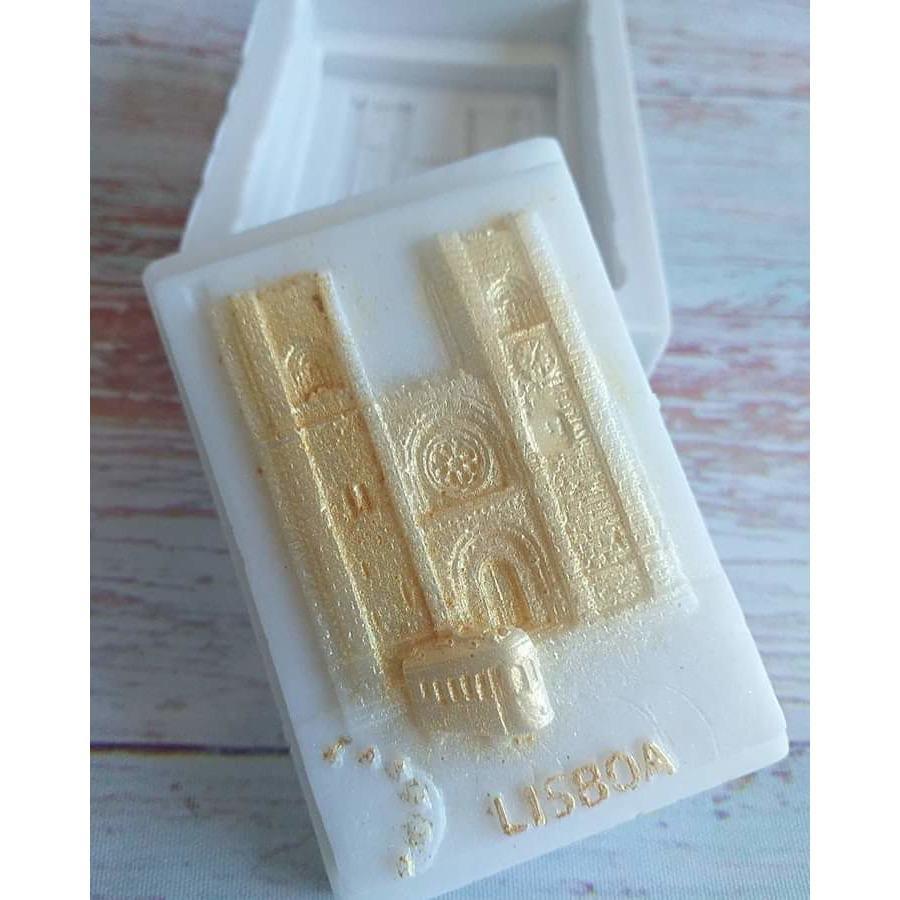 Molde branco com “LISBOA” em relevo dourado e desenho tipo azulejo