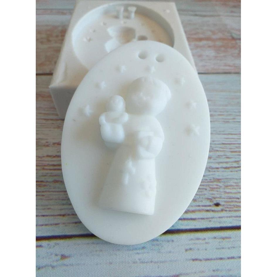 Molde oval com figura religiosa em relevo, incluindo halo e criança