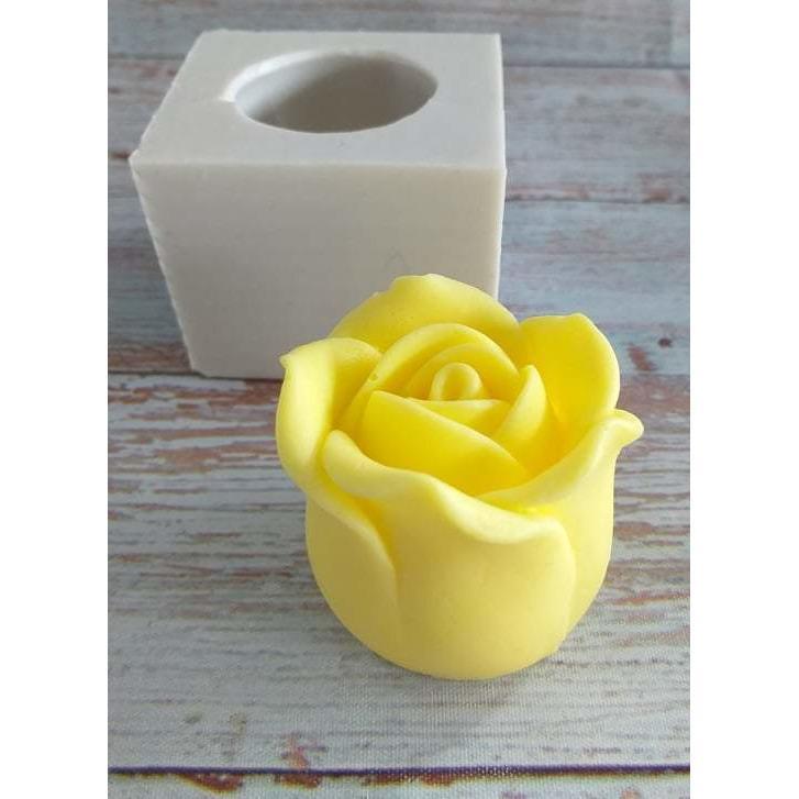 Molde em forma de rosa com abertura circular no topo
