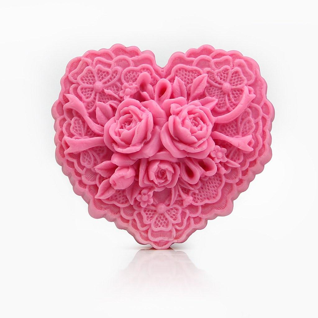 Coração decorativo rosa com rosas pequenas e padrão de renda em relevo