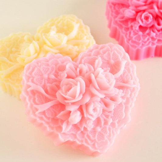 Coração decorativo rosa com rosetas de rosas e textura rendada