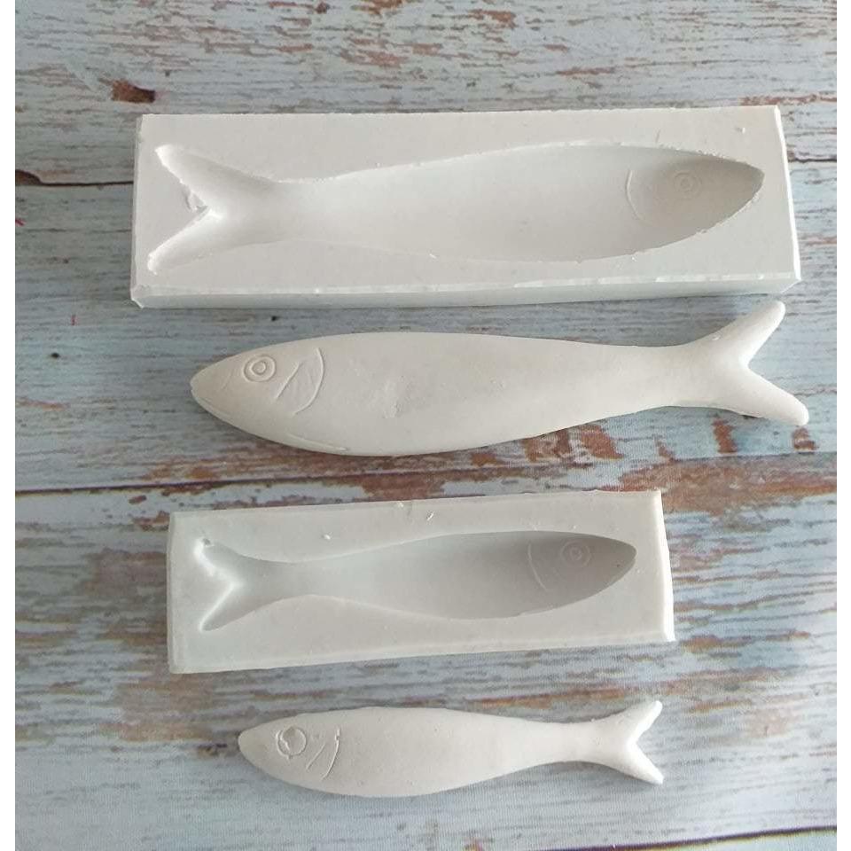 Molde de sardinha grande branco com forma de peixe e detalhe de olho