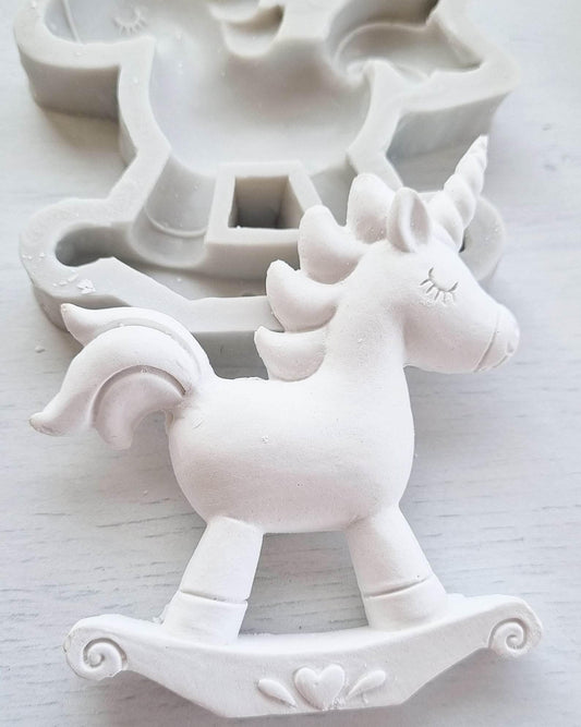 Molde 2D de unicórnio branco com chifre, juba e base ondulada em coração