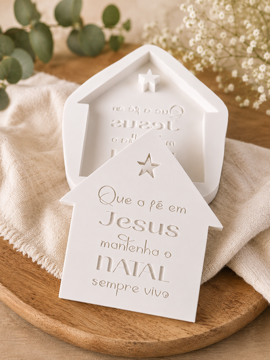 Molde de casa de Natal branco com estrelas e mensagem “Jesus” em relevo