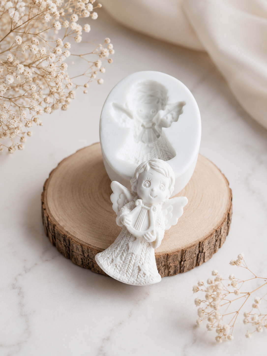 Molde circular 2D em branco com relevo de anjo a tocar harpa