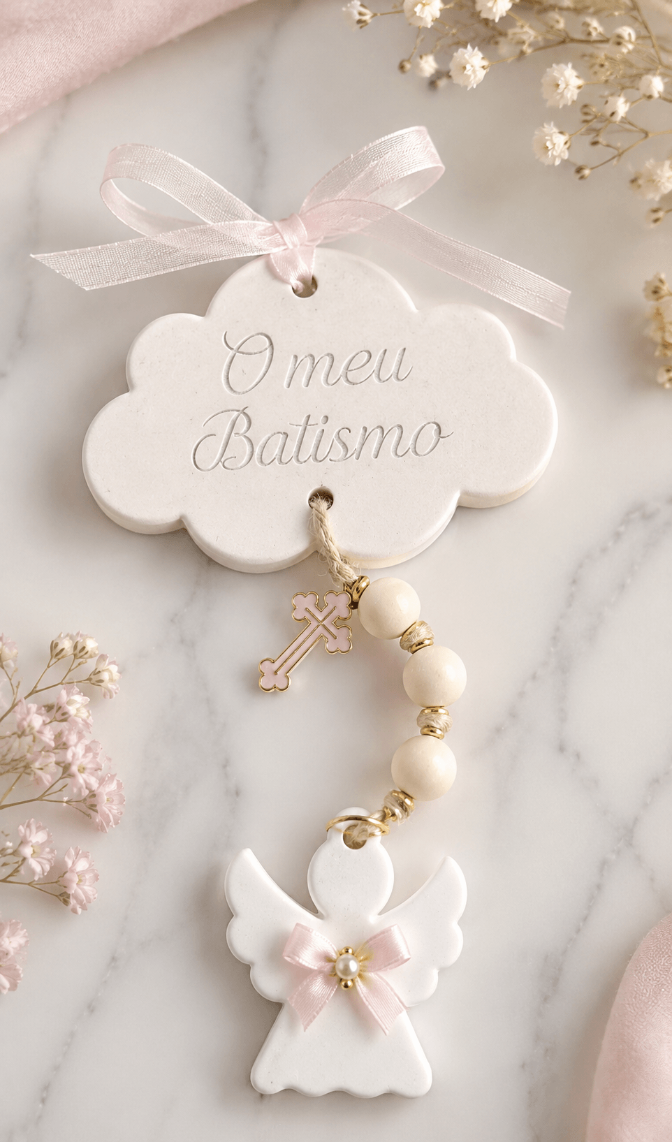 Placa de batismo em nuvem branca “O meu Batismo” com anjo e contas douradas