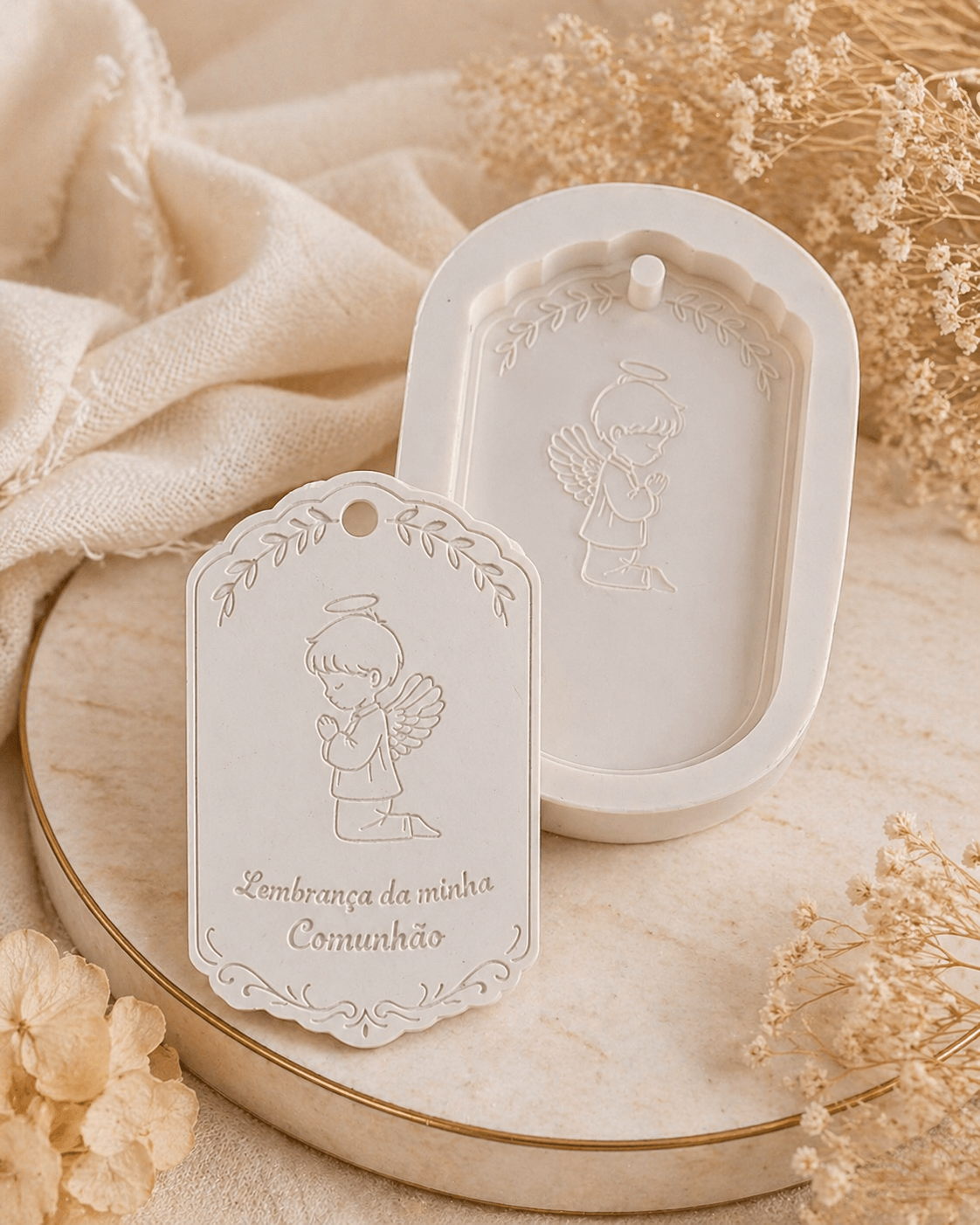 Molde de lembrança de comunhão com etiqueta branca e anjo menino gravado