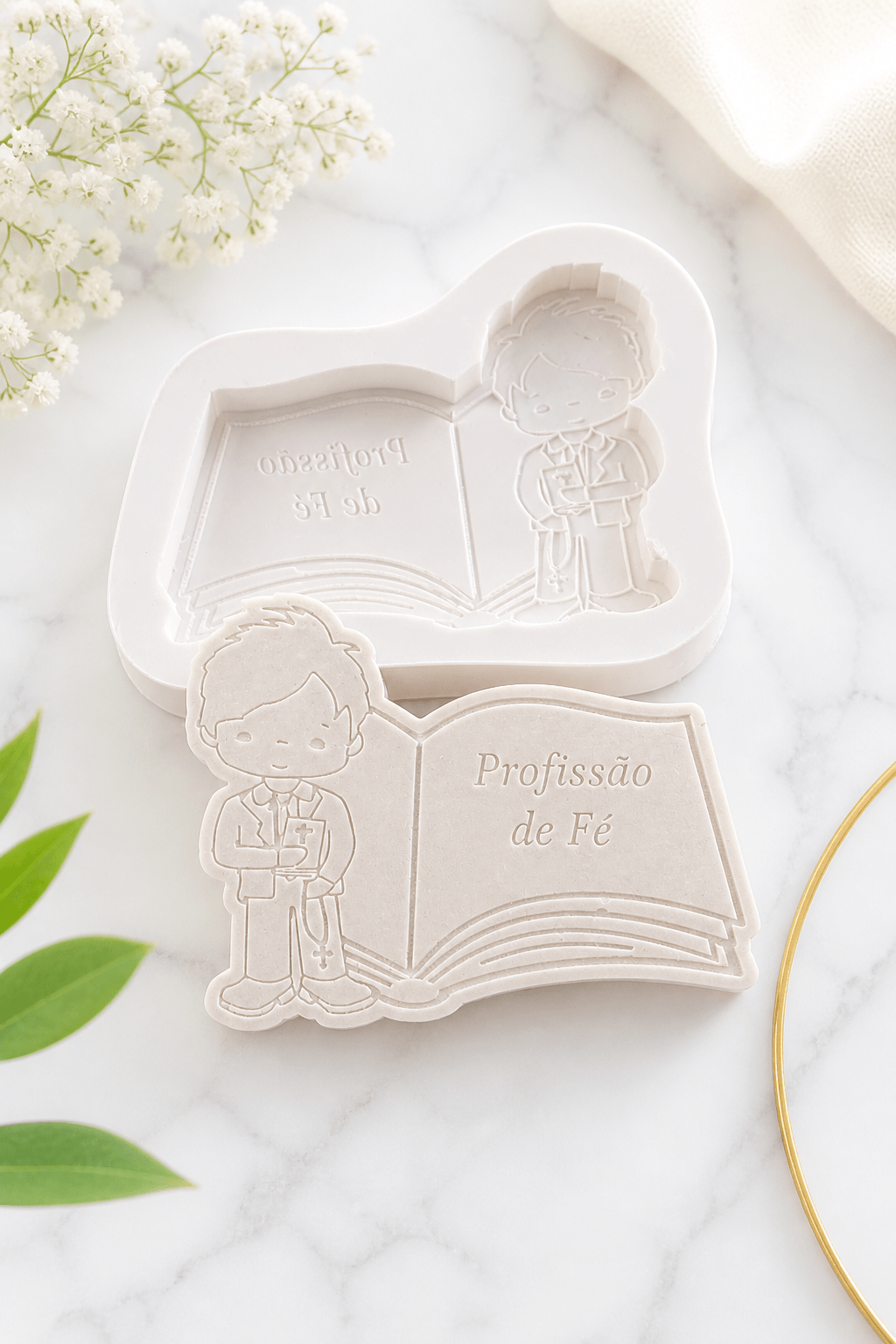 Molde de silicone em forma de bíblia com menino e texto “Profissão de Fé”