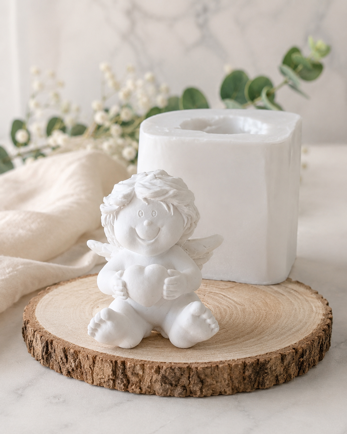 Molde de anjo branco com coração esculpido, figura sentada com asas