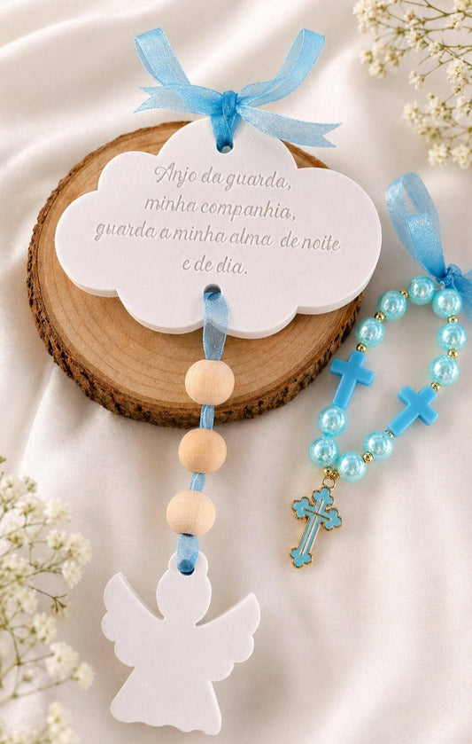 Ornamento em nuvem com anjo, fita azul e contas com cruz, em base de madeira