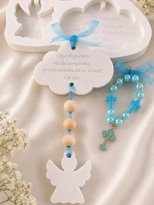 Ornamento em nuvem com anjo, fita azul e contas com cruz dourada e azul