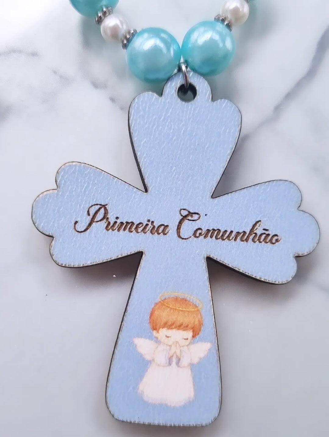 Pingente de cruz “Primeira Comunhão” azul com contas turquesa e pérolas