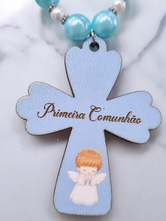 Pingente de cruz “Primeira Comunhão” azul com contas turquesa e pérolas