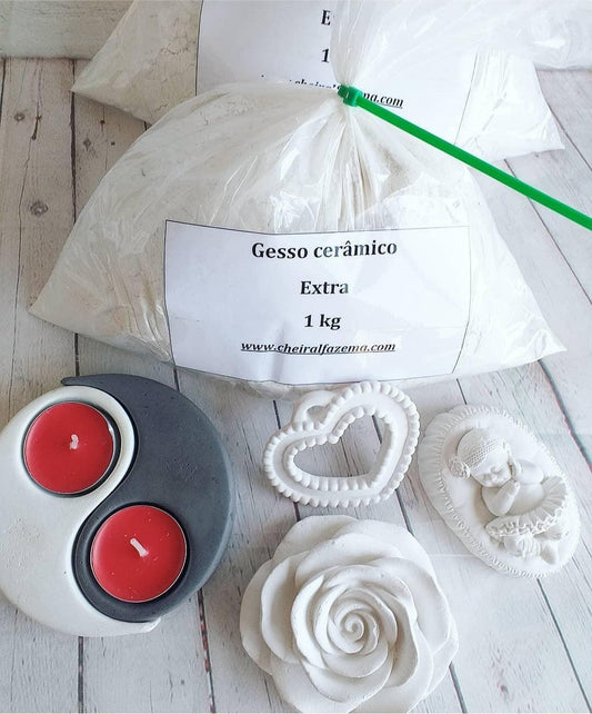 Saco de gesso cerâmico Extra 1 kg e moldes brancos em forma de flor e coração