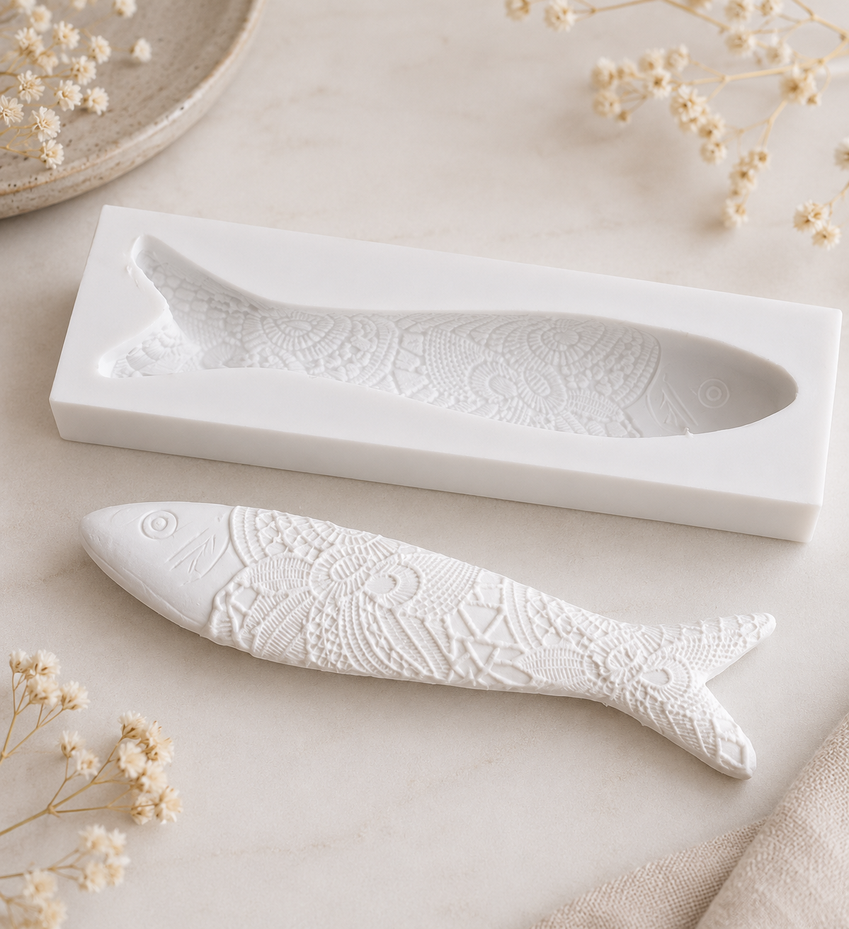 Molde de sardinha em branco, com padrão de renda em relevo