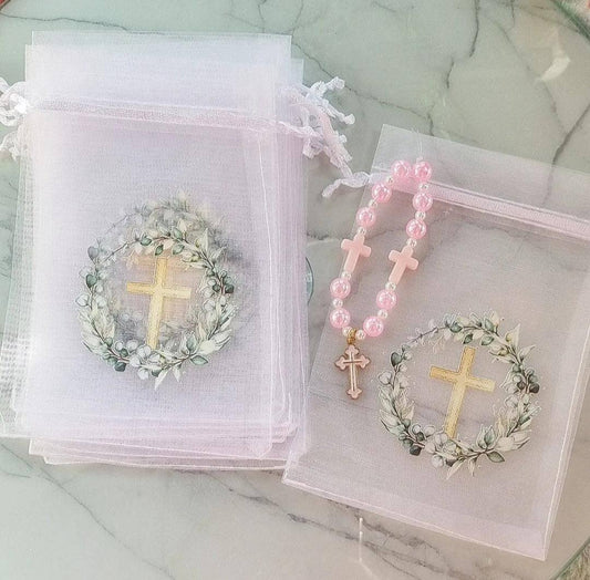 Conjunto de sacos de organza translúcida com cruz dourada e renda