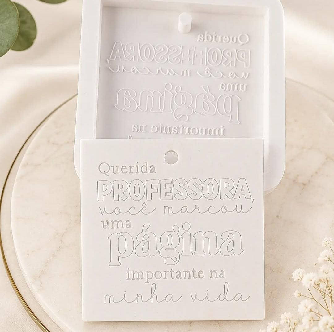 Molde de silicone branco com letras em relevo Querida PROFESSORA e frase
