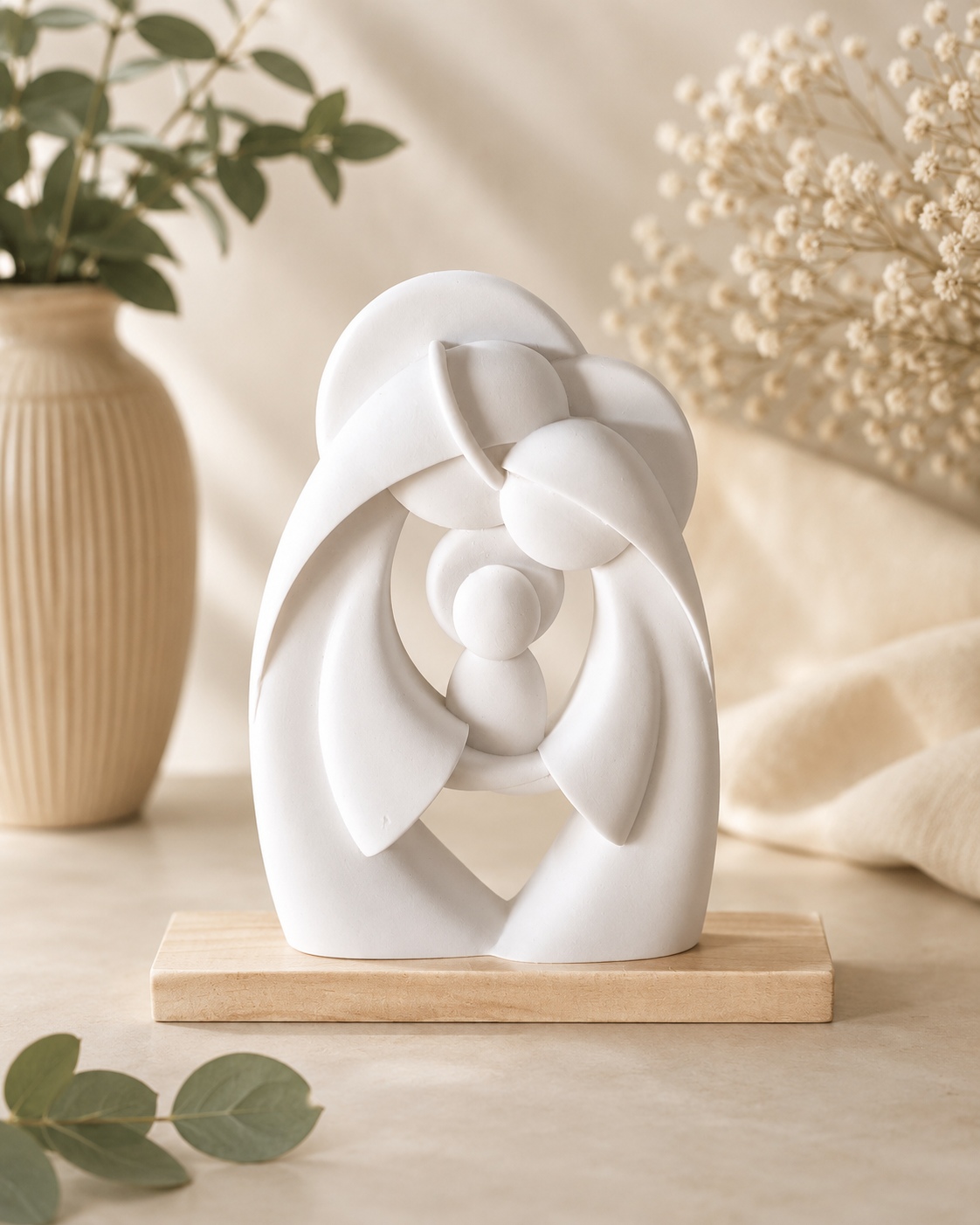 Molde de presépio branco em forma espiralada, com base de madeira