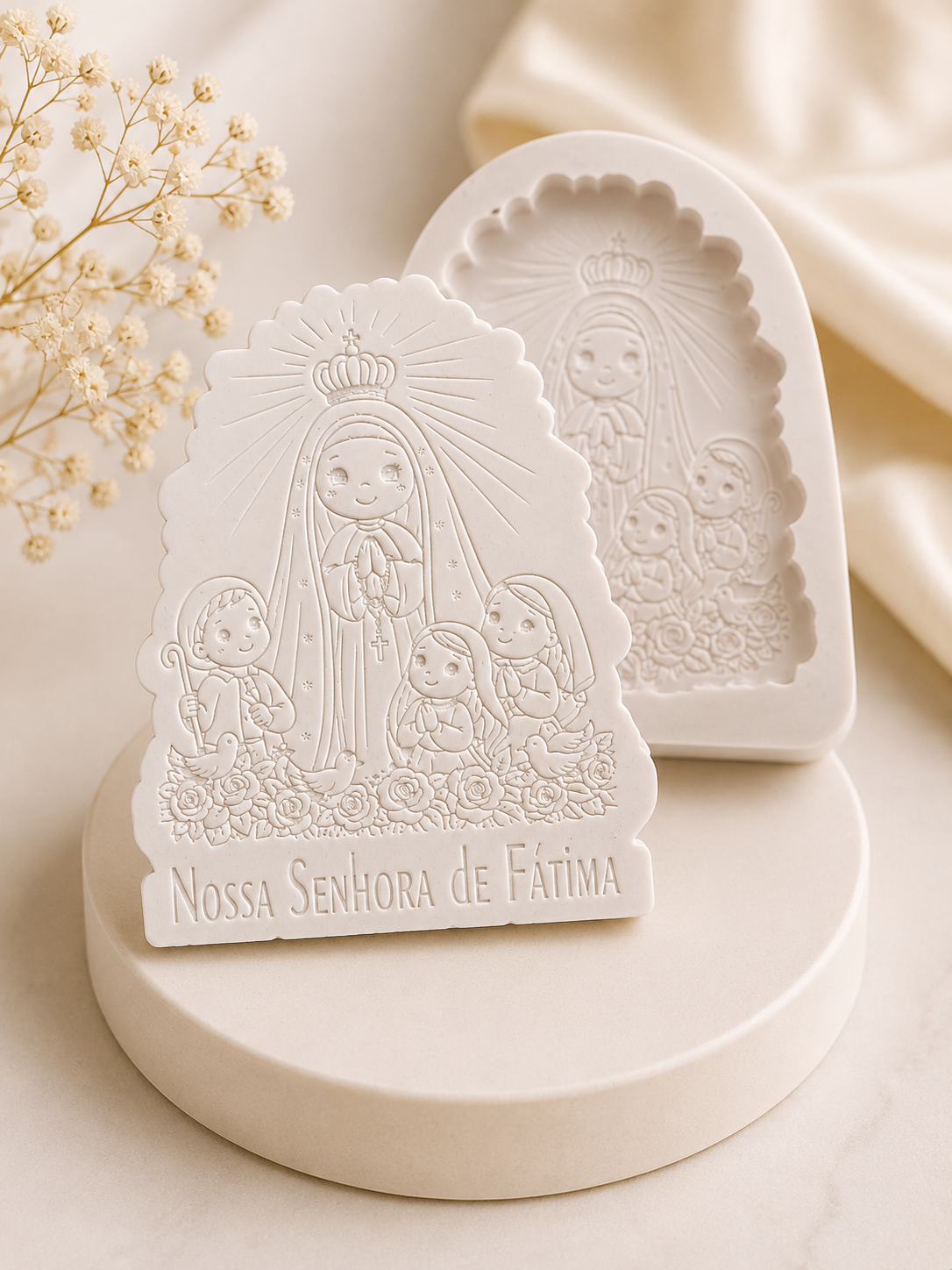 Molde placa branco com relevo de Nossa Senhora de Fátima e texto na base