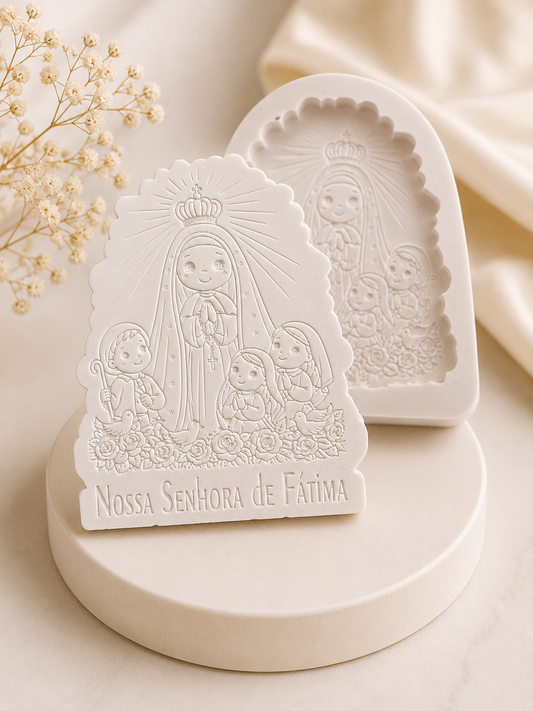 Molde placa branco com relevo de Nossa Senhora de Fátima e texto na base