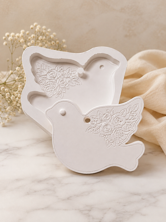 Molde de pomba branco com relevo floral e detalhes de rosas