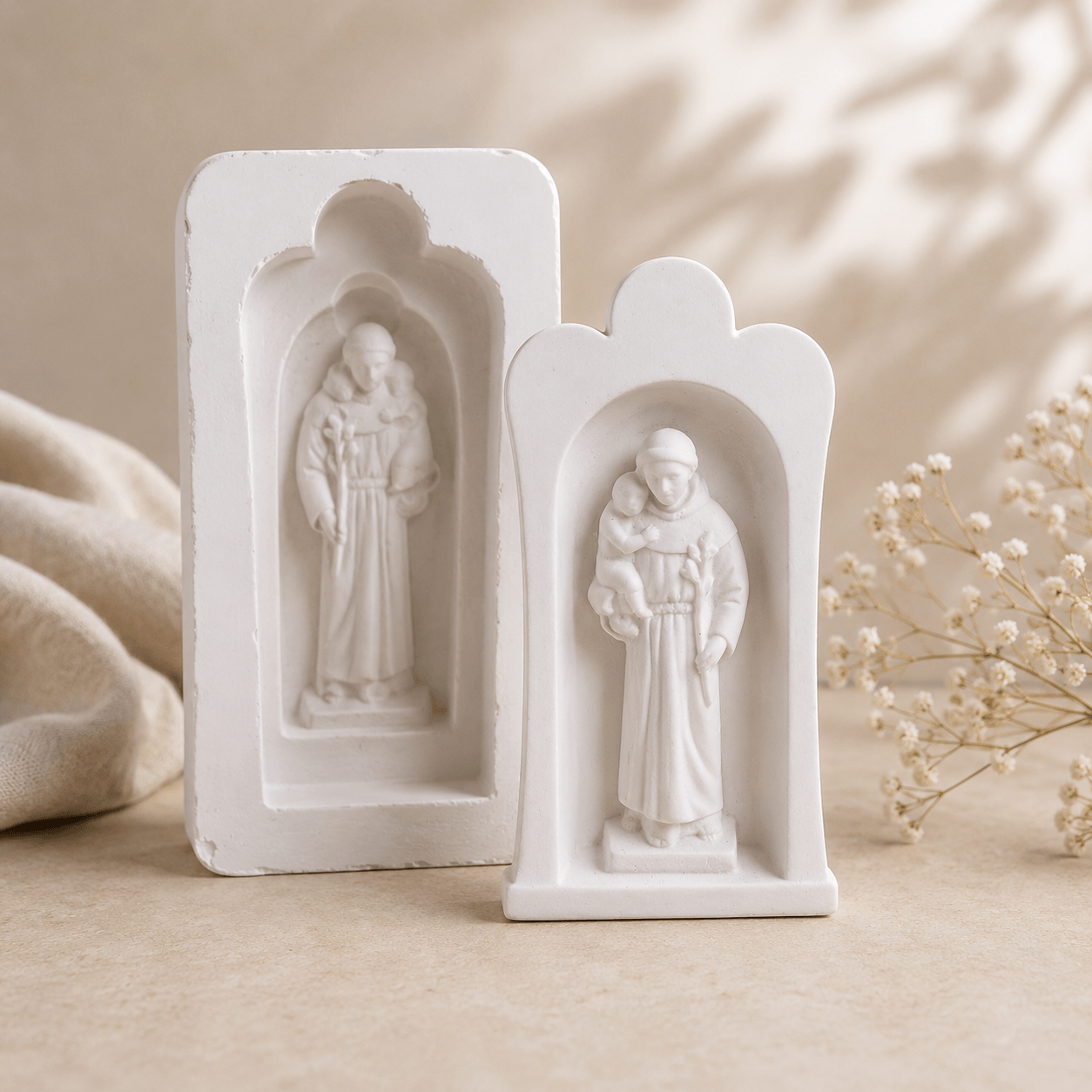Molde de capela com relevo de Santo António e decoração de nichos, cor branca